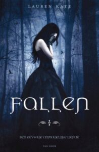 Cover van Fallen geschreven door Lauren Kate. We zien een huilend meisje in een donker bos, ze draagt een lange donkere jurk.